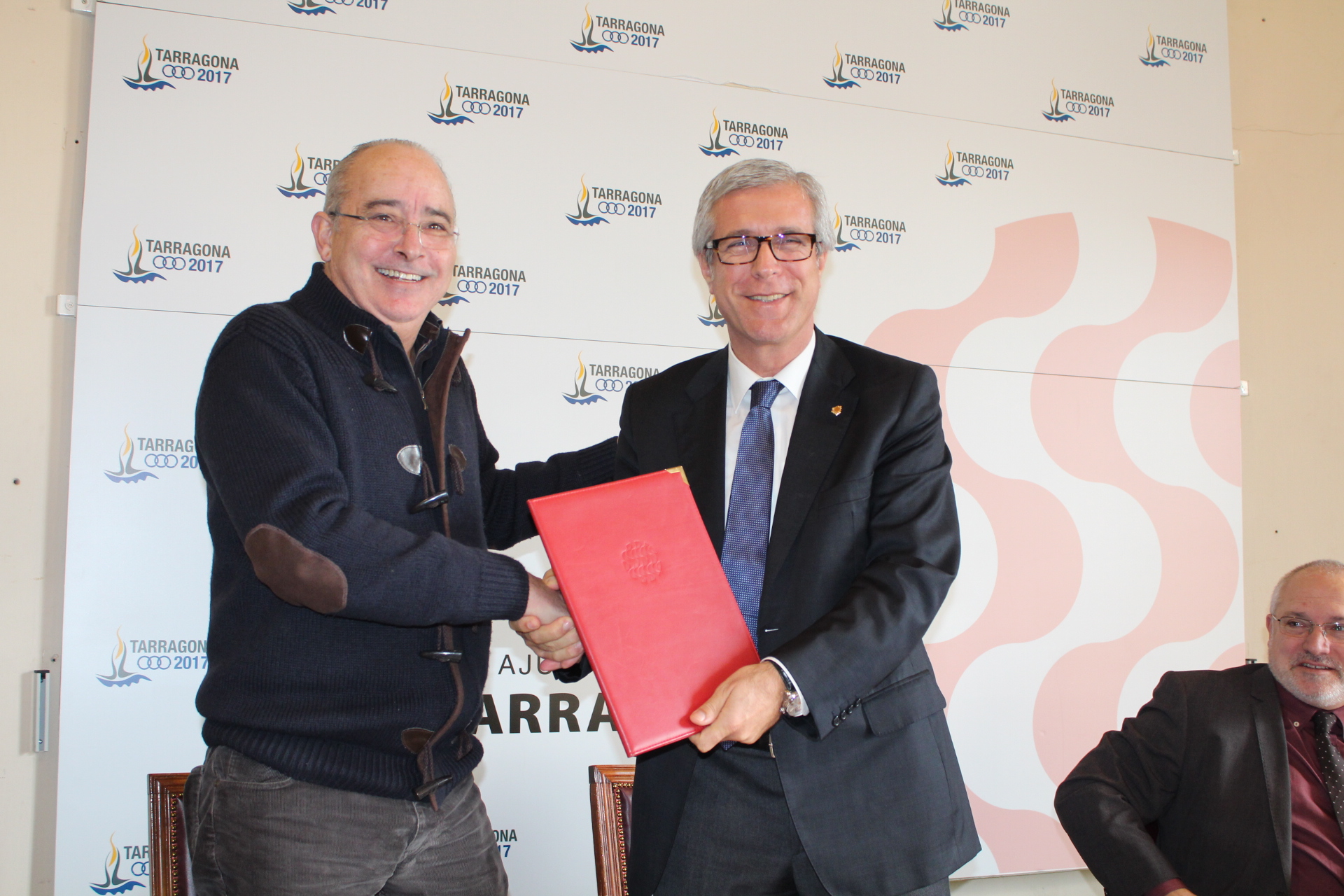 Signatura del conveni de col·laboració entre el CePAC i l'Ajuntament de Tarragona entre Josep Bargalló i Josep Fèlix Ballesteros
